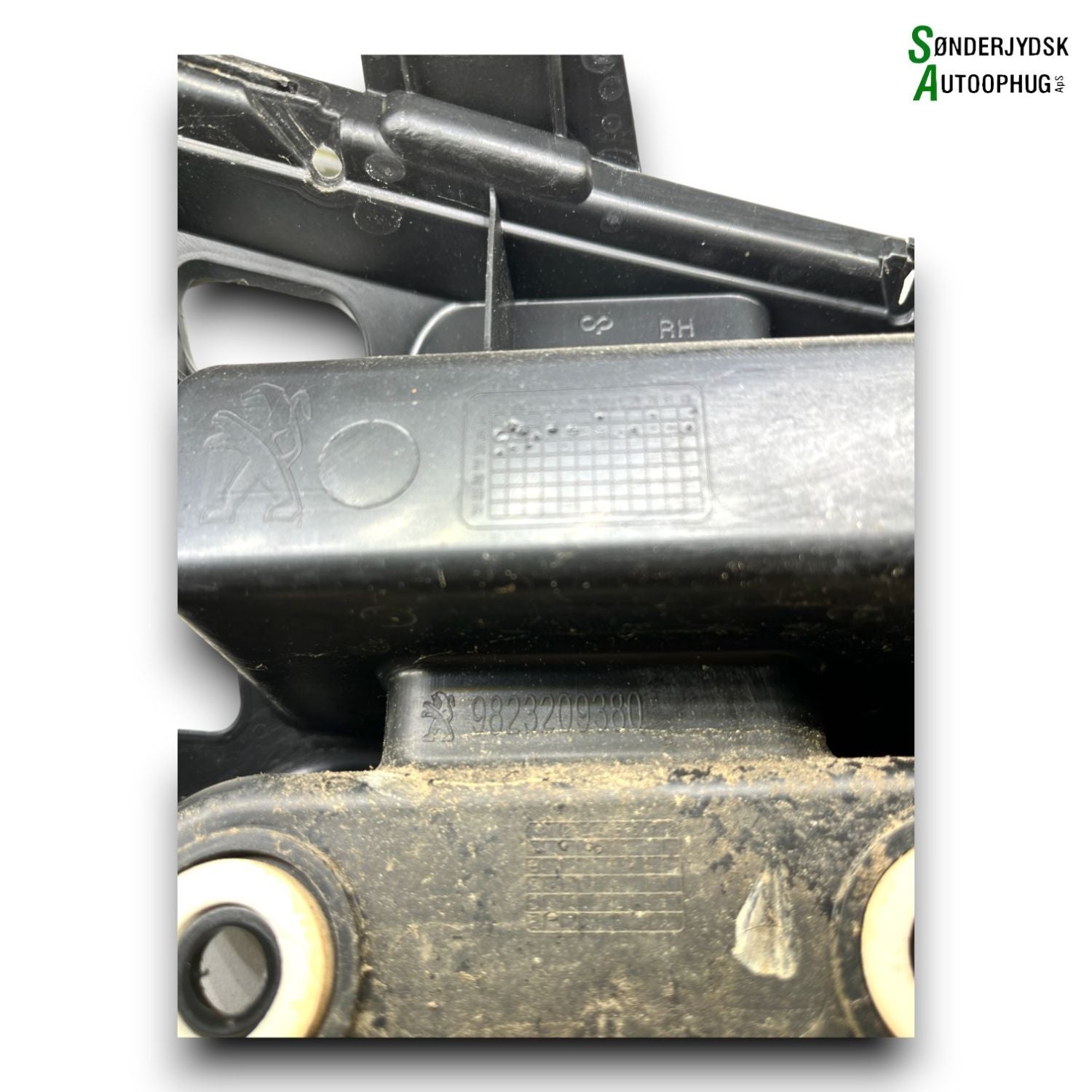 Peugeot 208 Kofanger Holder Hb Med OEM Nr. 1673735380 Fra Peugeot Ophugger
