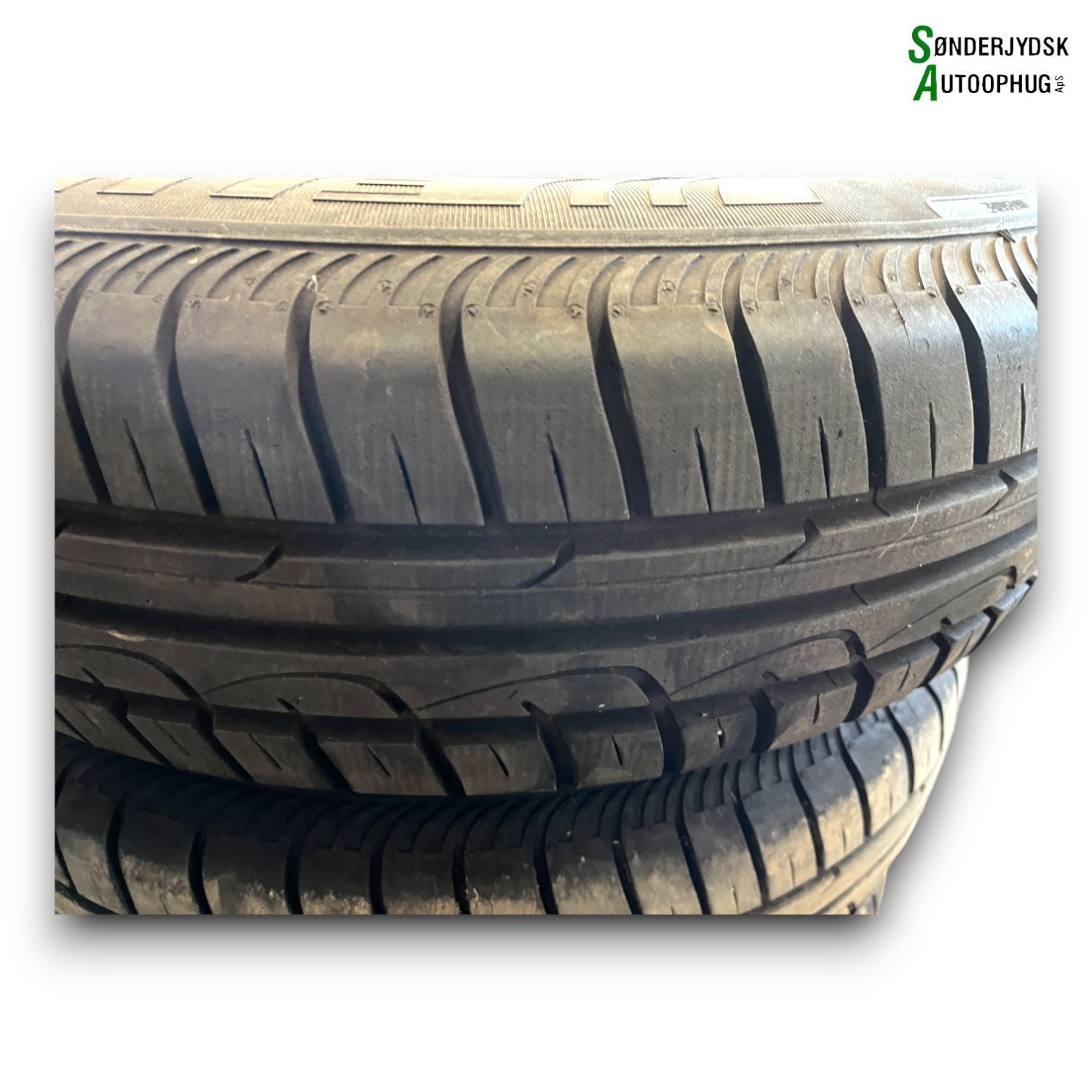 Mercedes 200 - W123 Fælge M/Sommerdæk Med OEM Nr. 5½X14 Fra Mercedes Ophugger