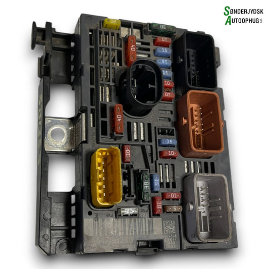 Peugeot 308 Sikringsboks Med OEM Nr. 9664706280 Fra Peugeot Ophugger