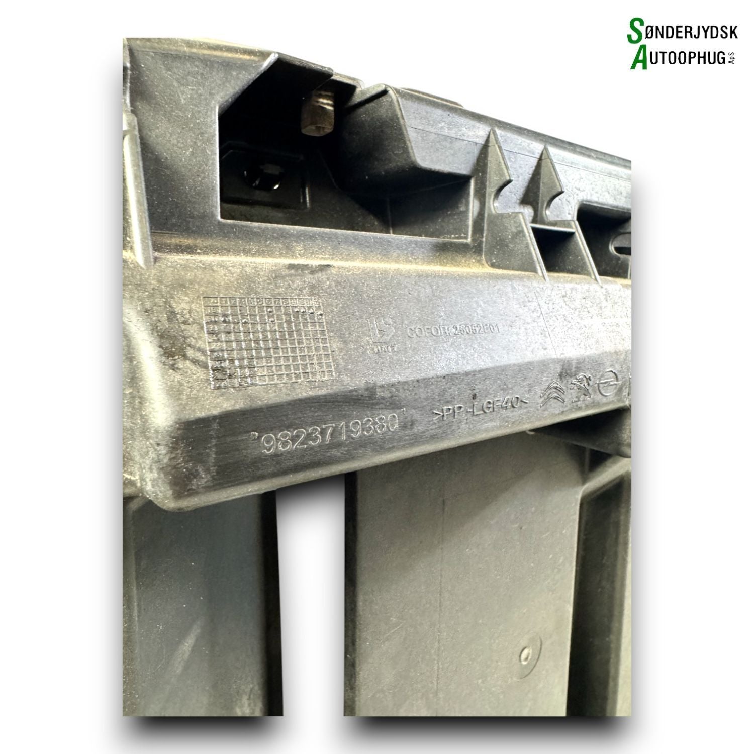 Opel Corsa F Frontkasse Med OEM Nr. 9823719380 Fra Opel Ophugger