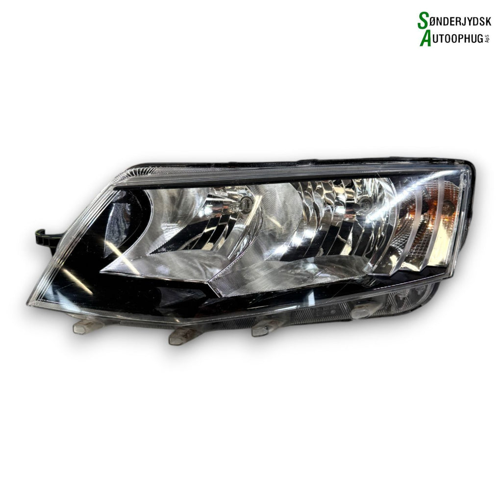 Skoda Octavia Forlygte Med OEM Nr. 5E1941015 Fra Skoda Ophugger