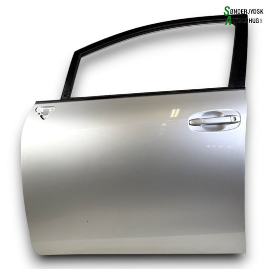 Toyota Verso Fordør V Med OEM Nr. 671120F020 Fra Toyota Ophugger