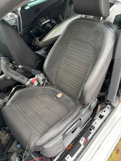 VW Scirocco III I3 Forsæde - Forstol Med OEM Nr. 1K8881405BNYCB Fra VW Ophugger