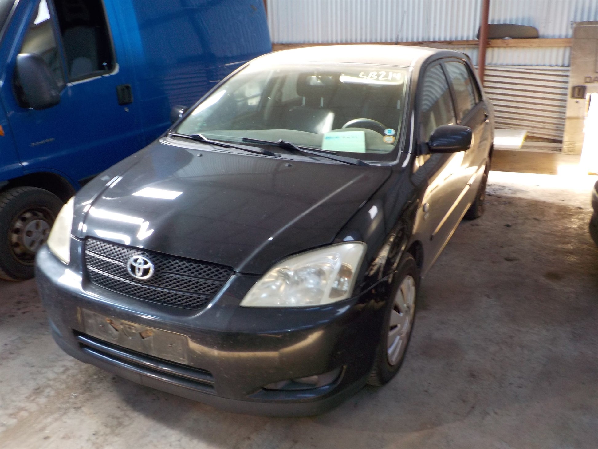 Toyota Corolla E12 Pluk-Selv-Bil Med OEM Nr. Ophugger Fra Toyota Ophugger