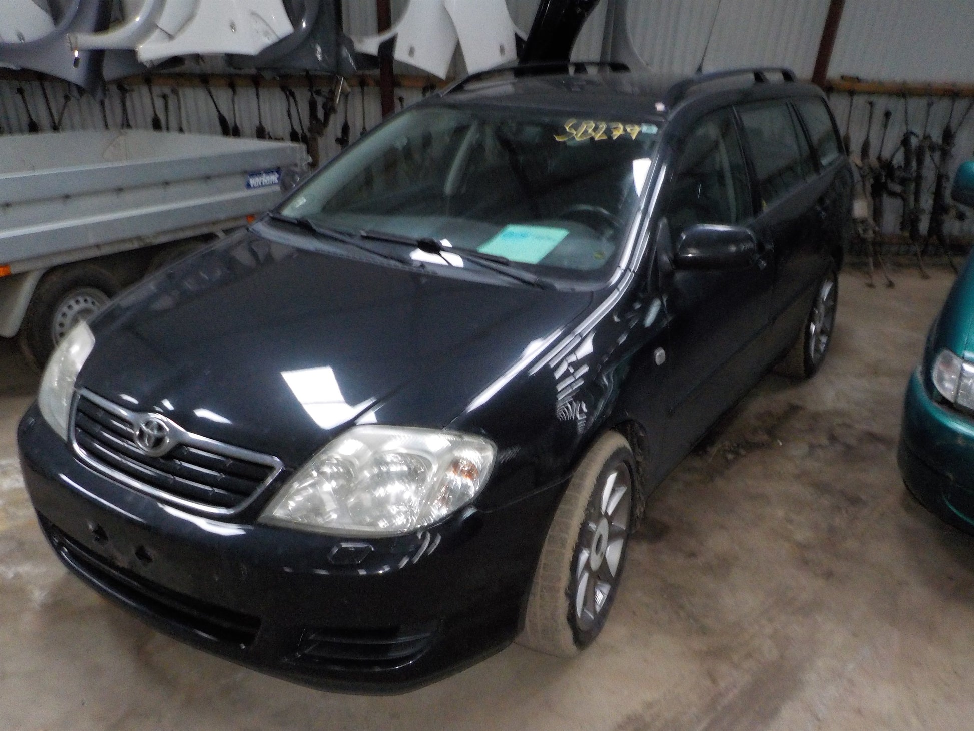 Toyota Corolla E12 Pluk-Selv-Bil Med OEM Nr. Ophugger Fra Toyota Ophugger