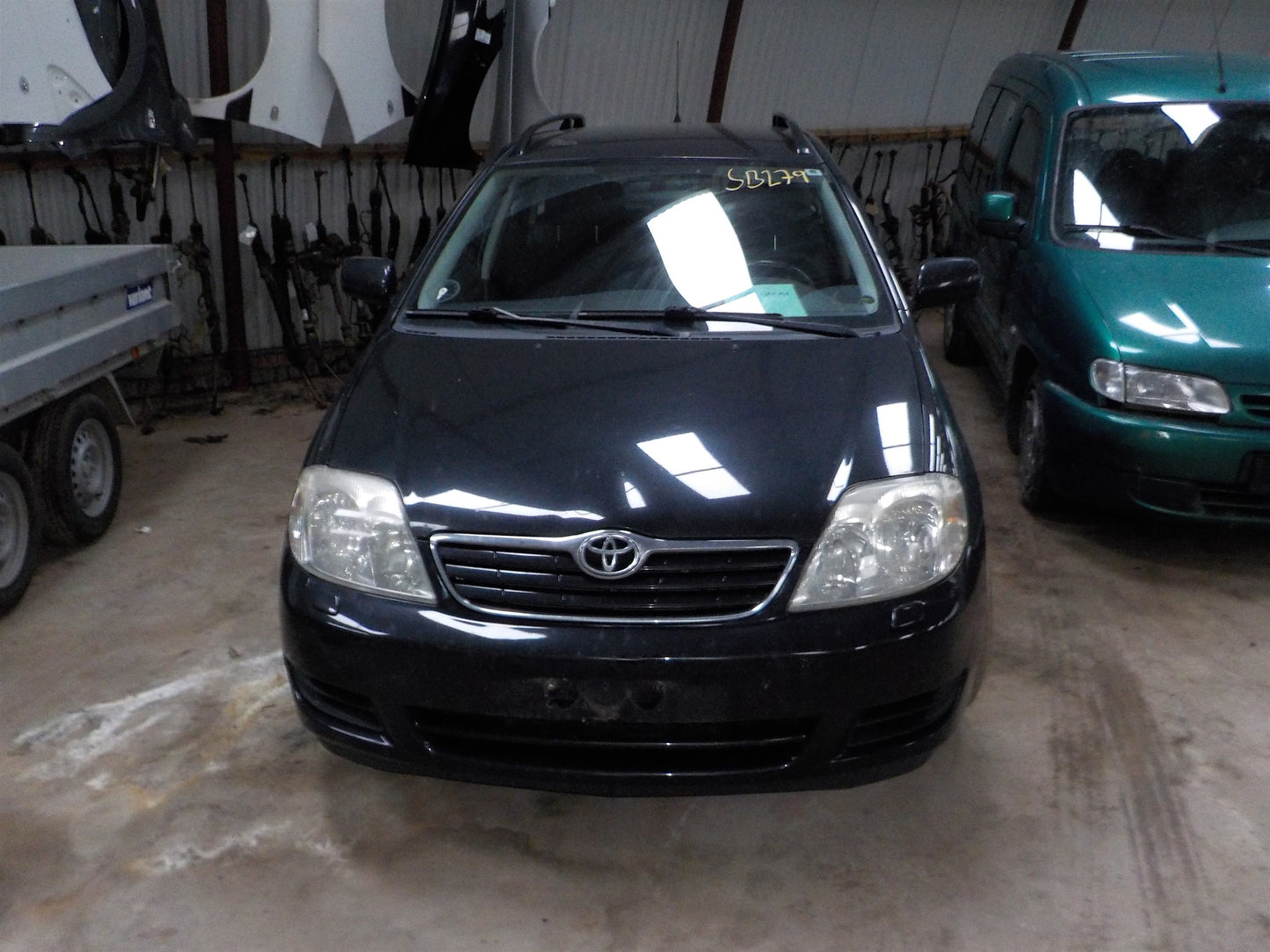 Toyota Corolla E12 Pluk-Selv-Bil Med OEM Nr. Ophugger Fra Toyota Ophugger