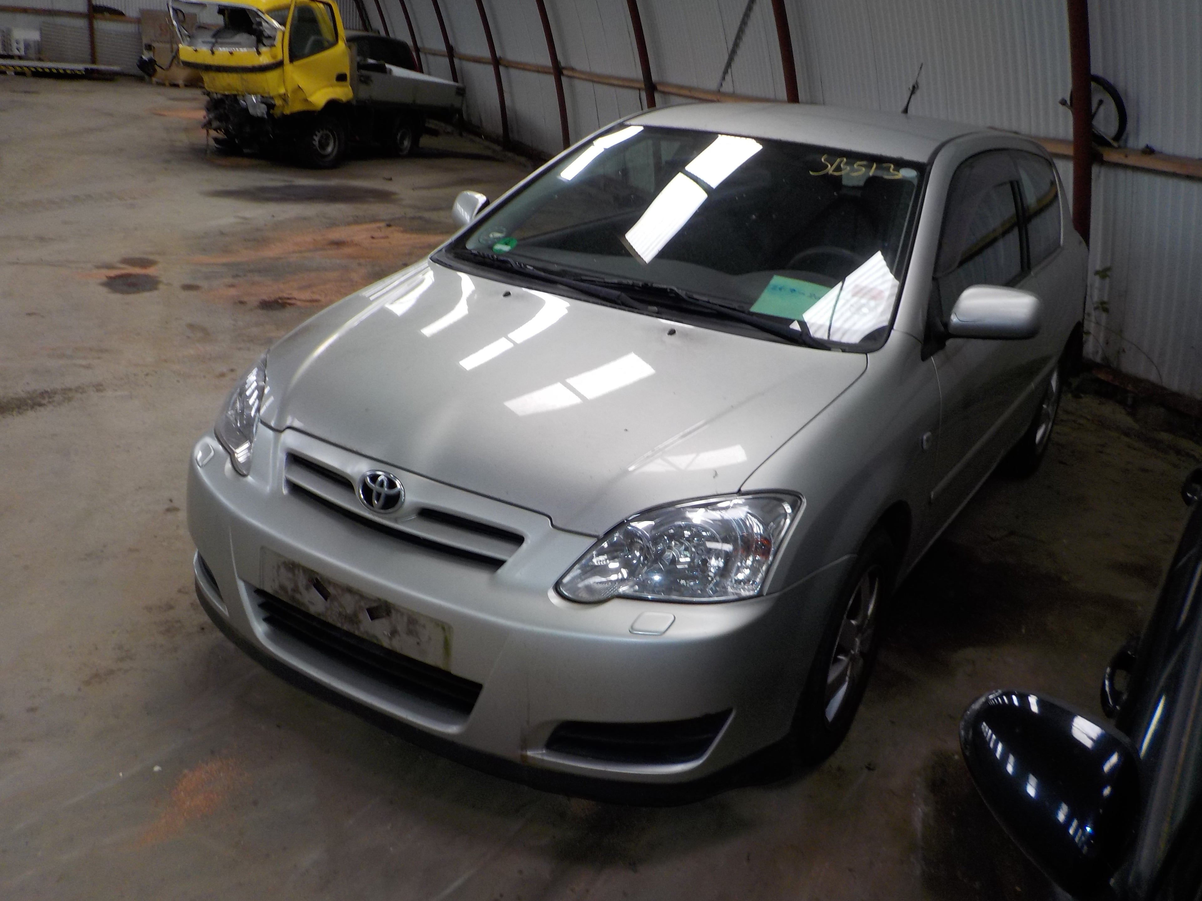 Toyota Corolla E12 Pluk-Selv-Bil Med OEM Nr. Ophugger Fra Toyota Ophugger