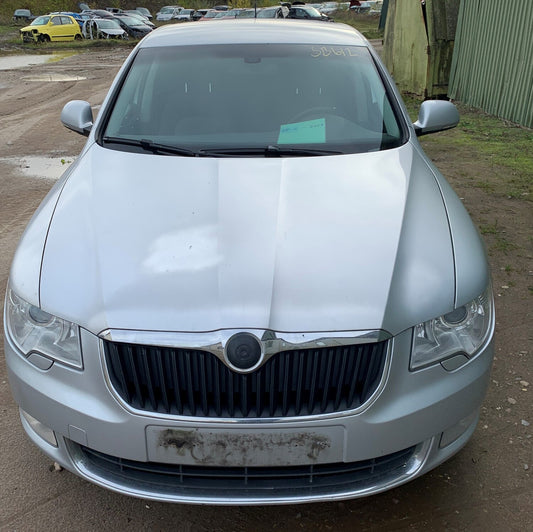 Skoda Superb Pluk-Selv-Bil Med OEM Nr. TMBAE73T699008634 Fra Skoda Ophugger
