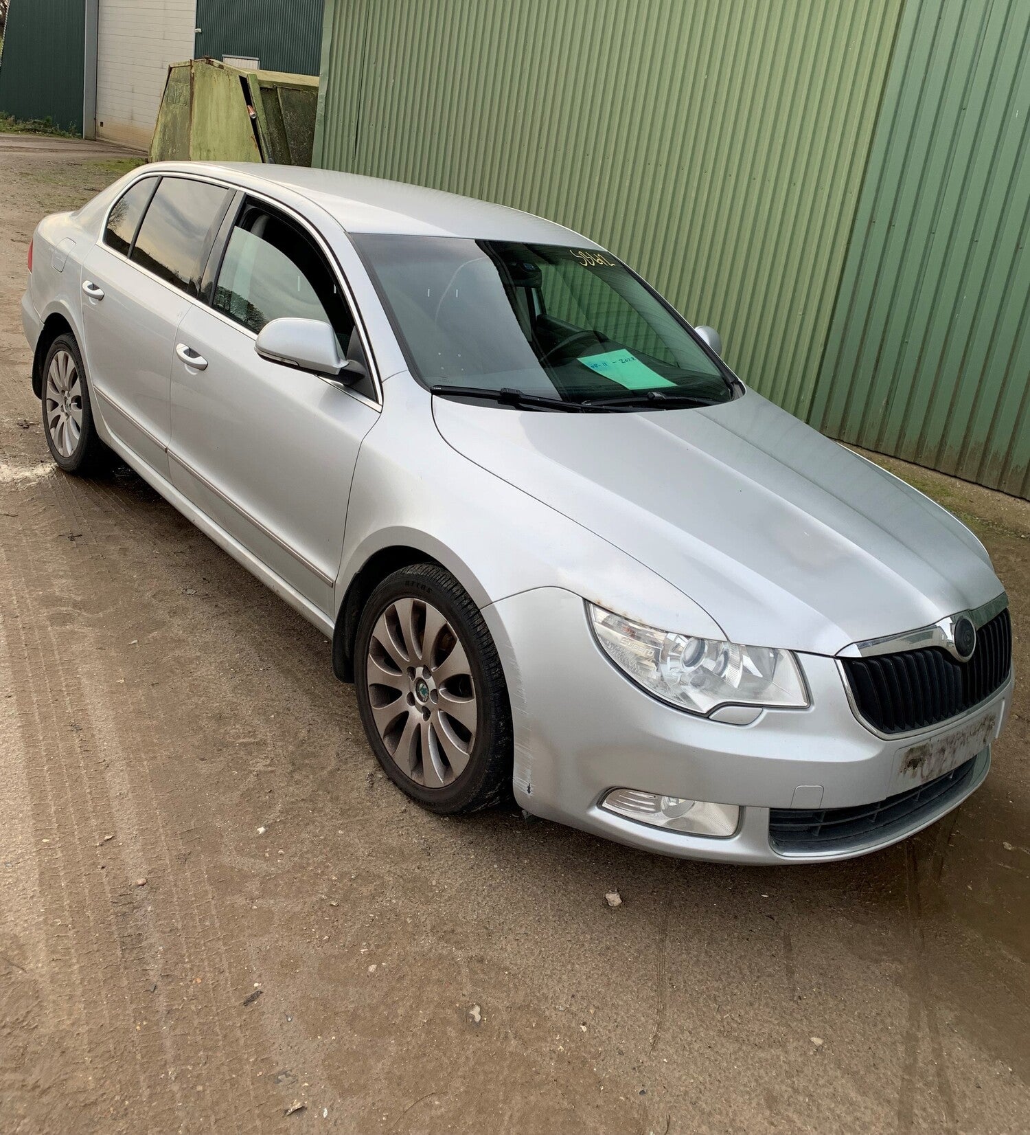 Skoda Superb Pluk-Selv-Bil Med OEM Nr. TMBAE73T699008634 Fra Skoda Ophugger