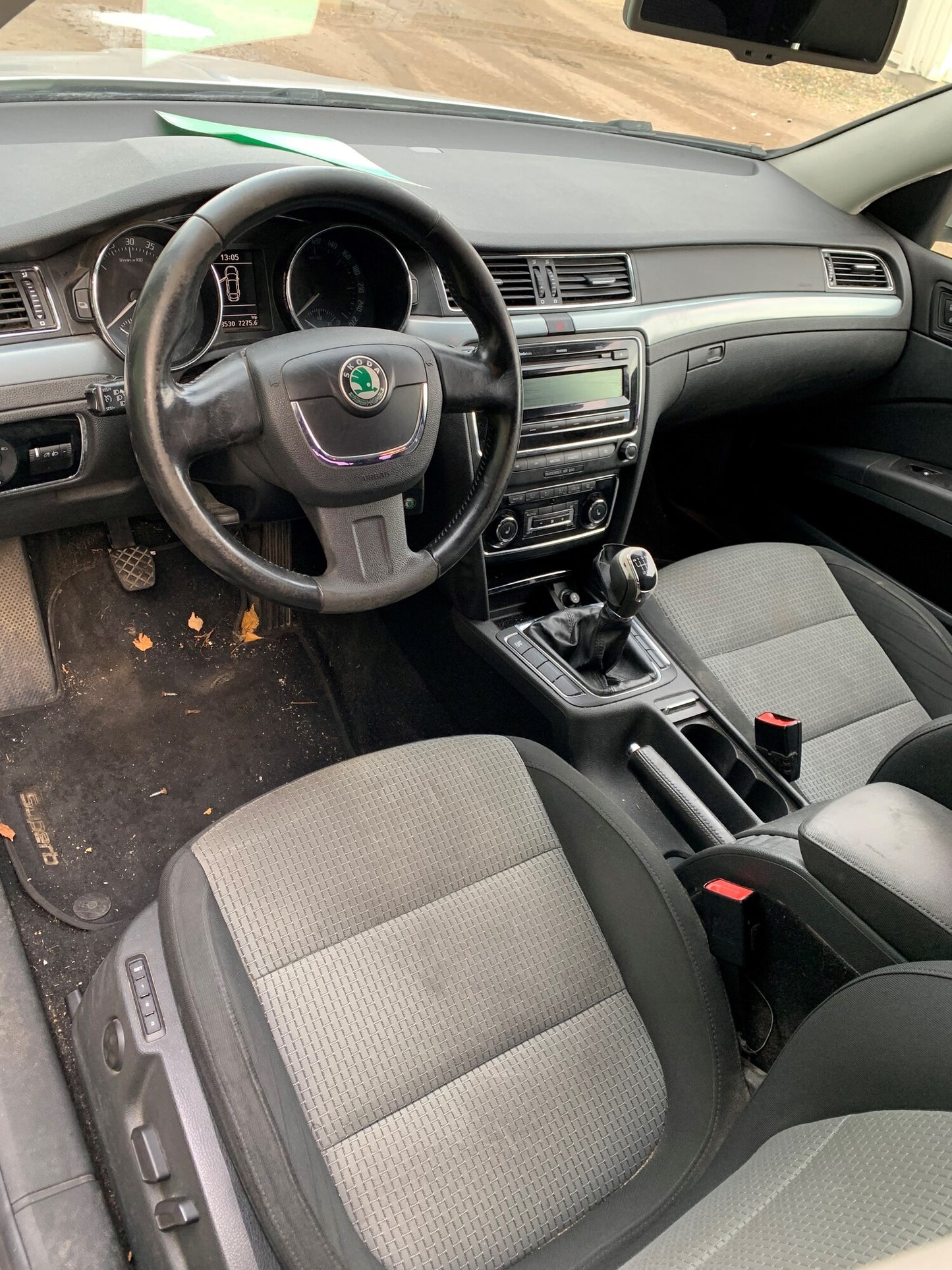 Skoda Superb Pluk-Selv-Bil Med OEM Nr. TMBAE73T699008634 Fra Skoda Ophugger