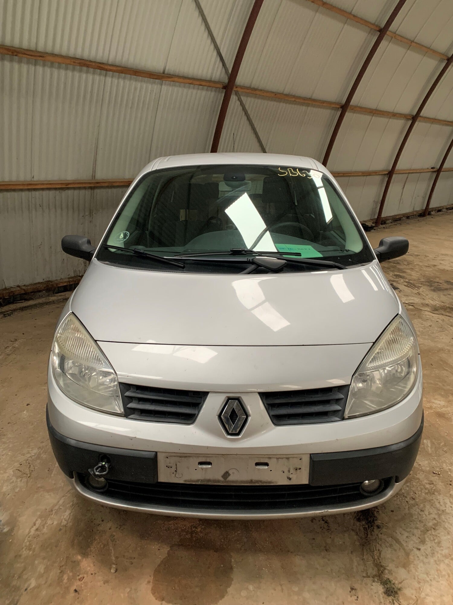 Renault Grand Scenic 2 Pluk-Selv-Bil Med OEM Nr. Ophugger Fra Renault Ophugger
