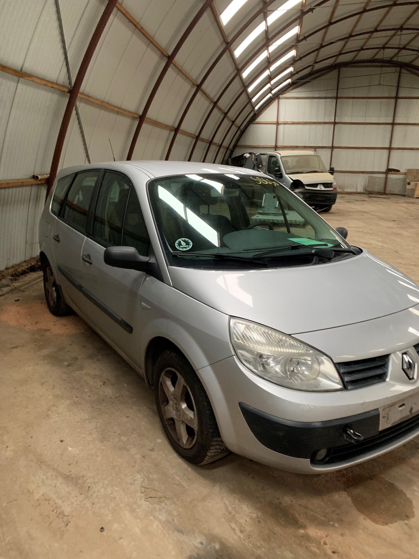 Renault Grand Scenic 2 Pluk-Selv-Bil Med OEM Nr. Ophugger Fra Renault Ophugger