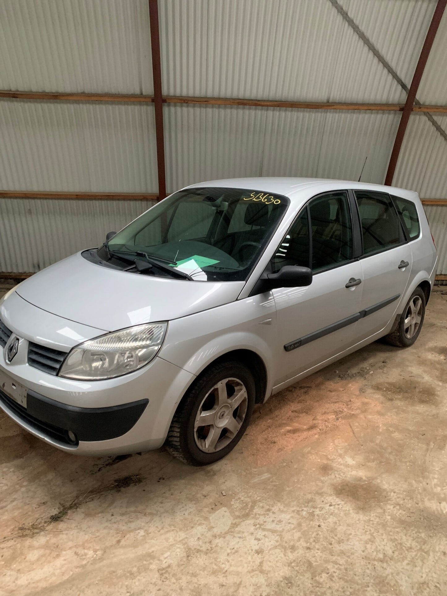 Renault Grand Scenic 2 Pluk-Selv-Bil Med OEM Nr. Ophugger Fra Renault Ophugger