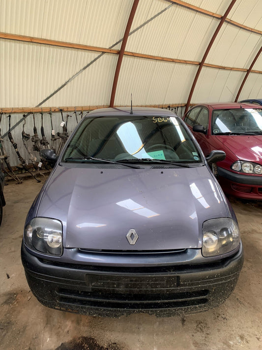 Renault Clio 2 Pluk-Selv-Bil Med OEM Nr. Ophugger Fra Renault Ophugger