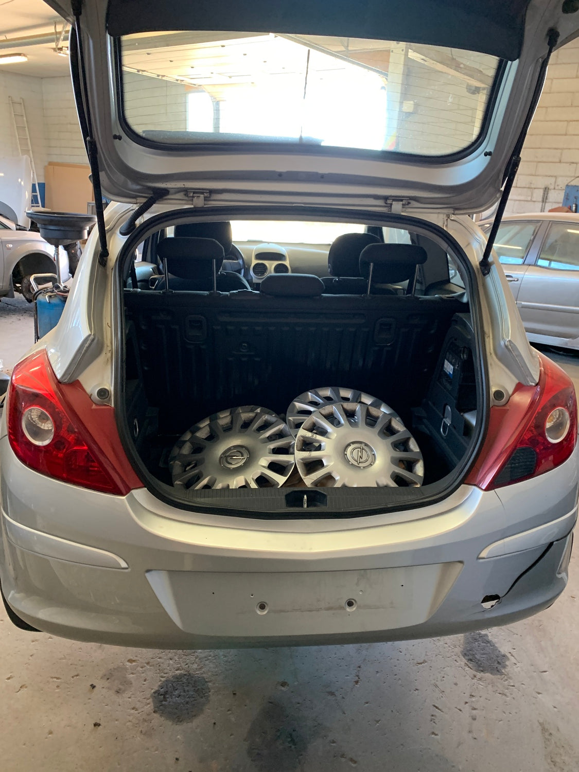 Opel Corsa D Pluk-Selv-Bil Med OEM Nr. Ophugger Fra Opel Ophugger