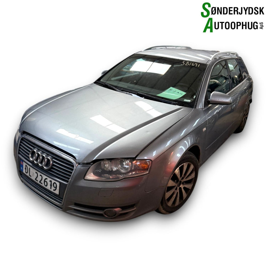 Audi A4 Pluk-Selv-Bil Med OEM Nr. Ophugger Fra Audi Ophugger