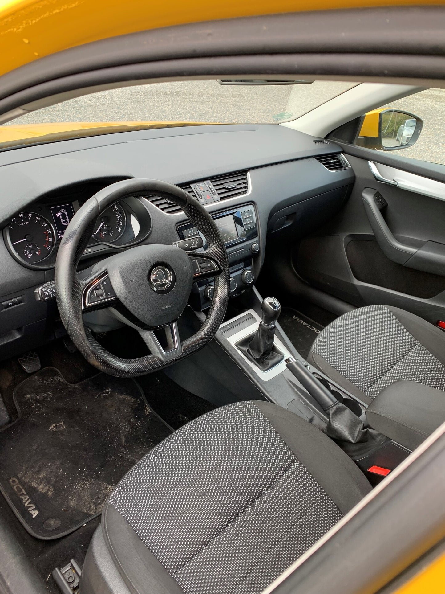 Skoda Octavia Pluk-Selv-Bil Med OEM Nr. TMBJF7NE1G0009915 Fra Skoda Ophugger