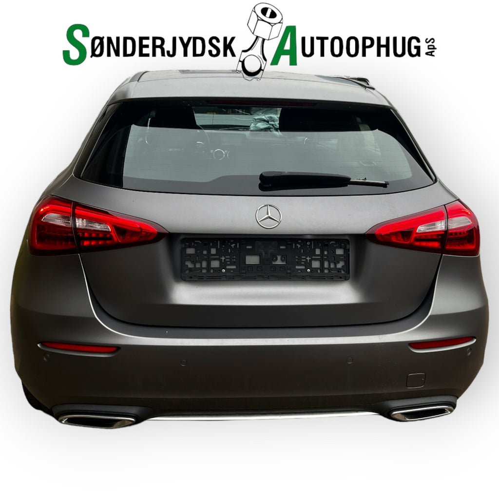 Mercedes-Benz Mercedes A W177 Pluk-Selv-Bil Med OEM Nr. Ophugger Fra Mercedes-Benz Ophugger