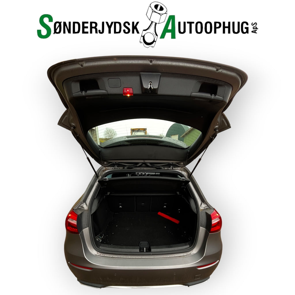 Mercedes-Benz Mercedes A W177 Pluk-Selv-Bil Med OEM Nr. Ophugger Fra Mercedes-Benz Ophugger