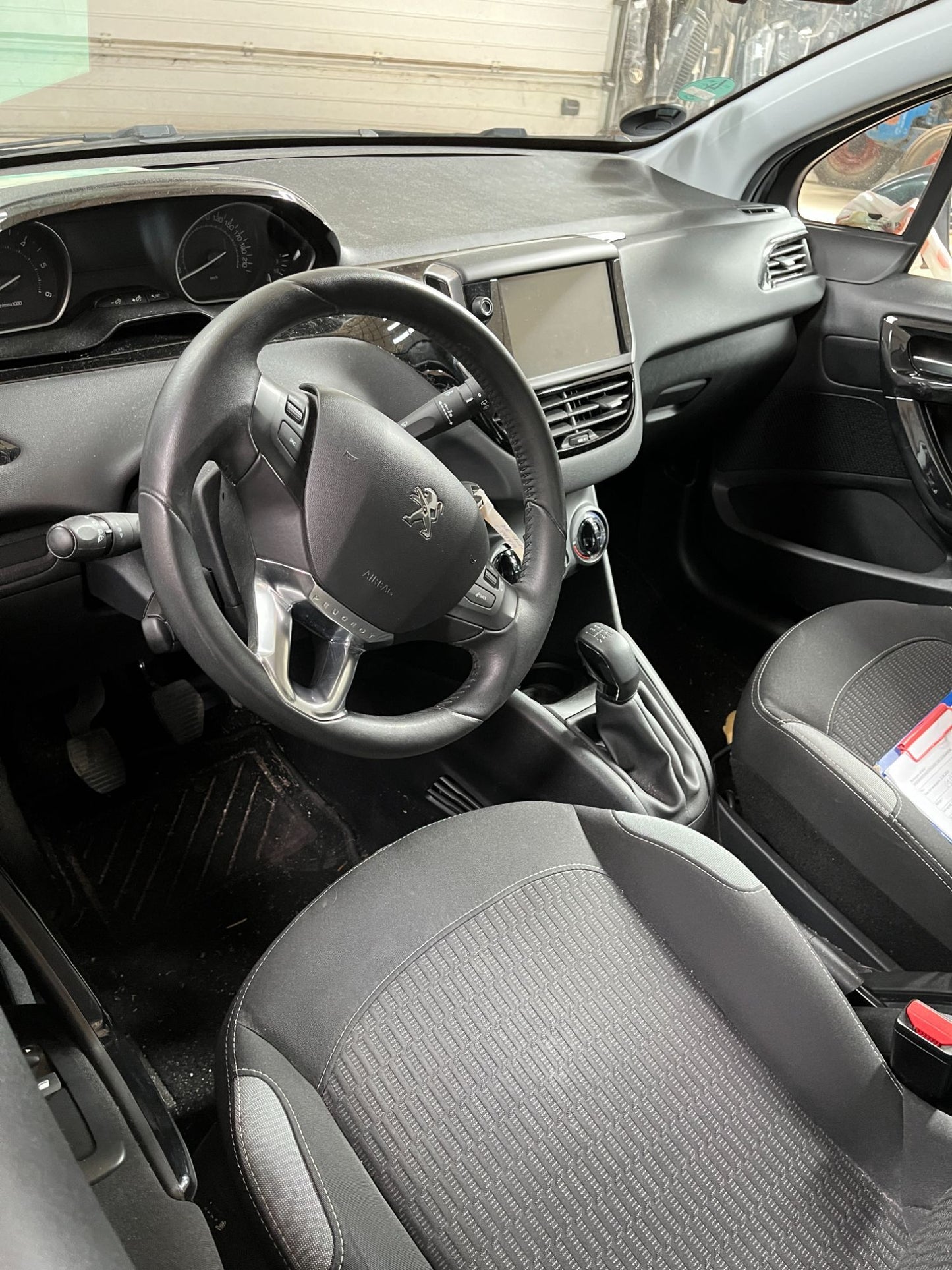 Peugeot 208 Pluk-Selv-Bil Med OEM Nr. Ophugger Fra Peugeot Ophugger