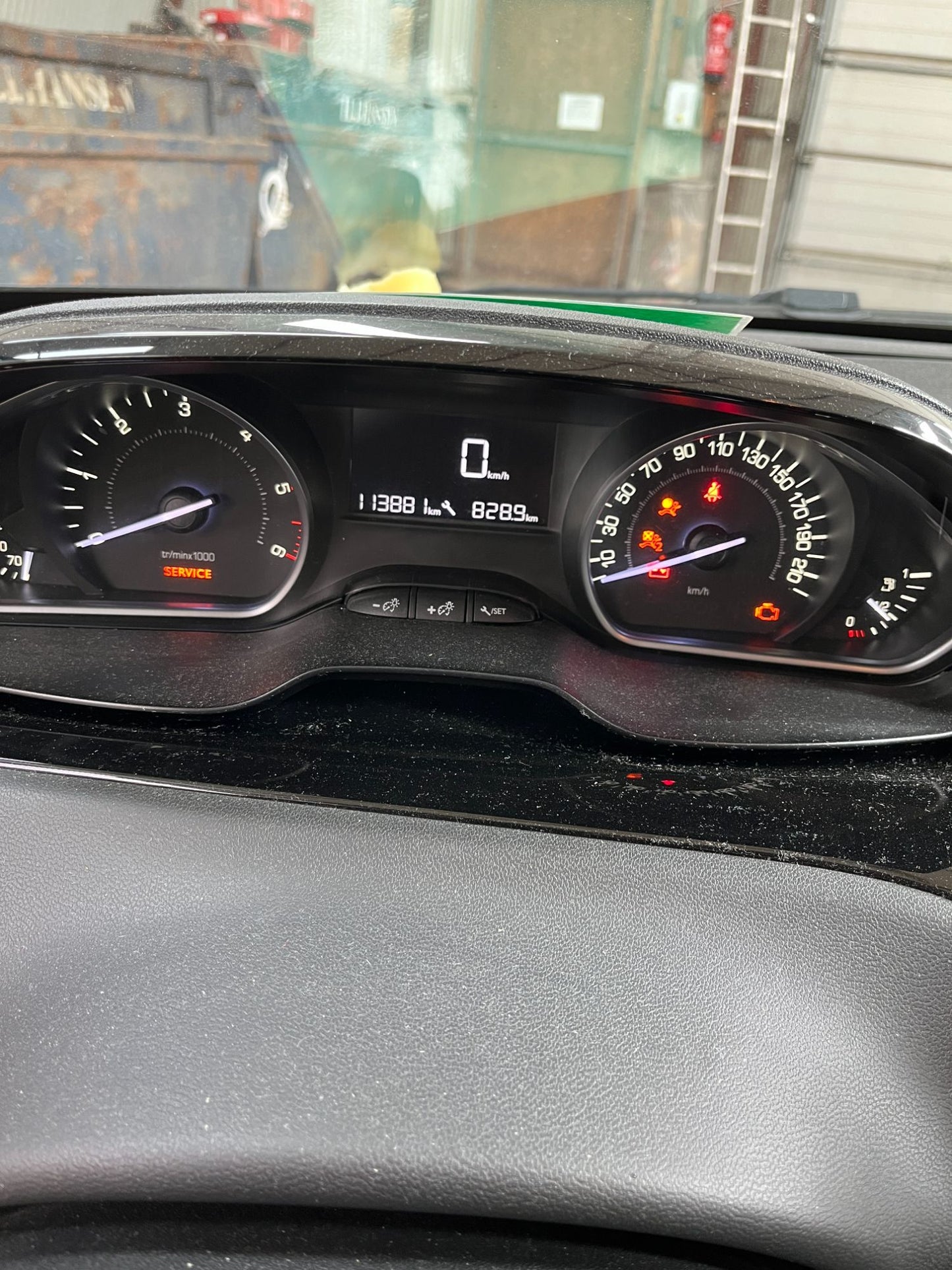 Peugeot 208 Pluk-Selv-Bil Med OEM Nr. Ophugger Fra Peugeot Ophugger