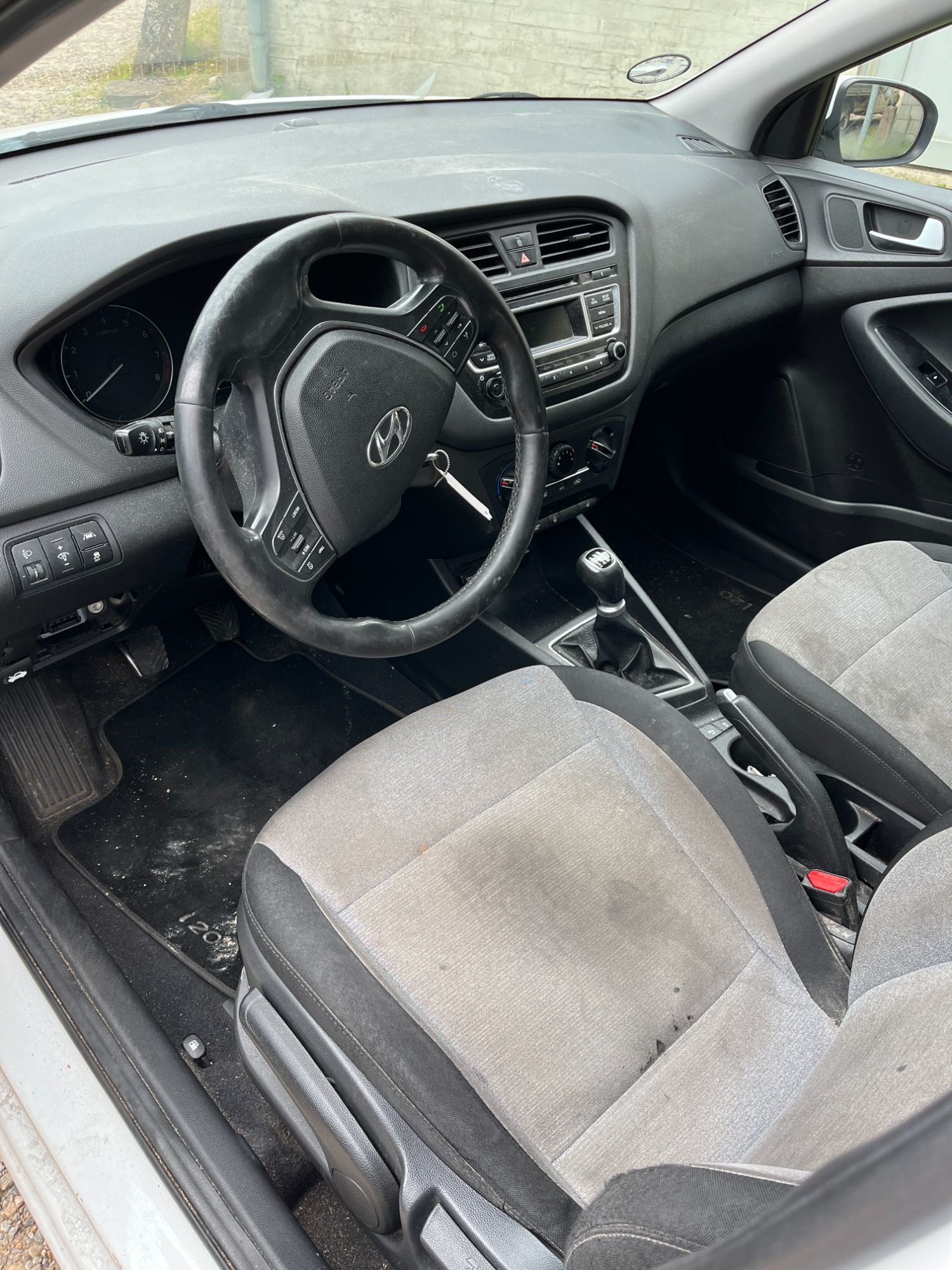 Hyundai I20 NL Pluk-Selv-Bil Med OEM Nr. Ophugger Fra Hyundai Ophugger