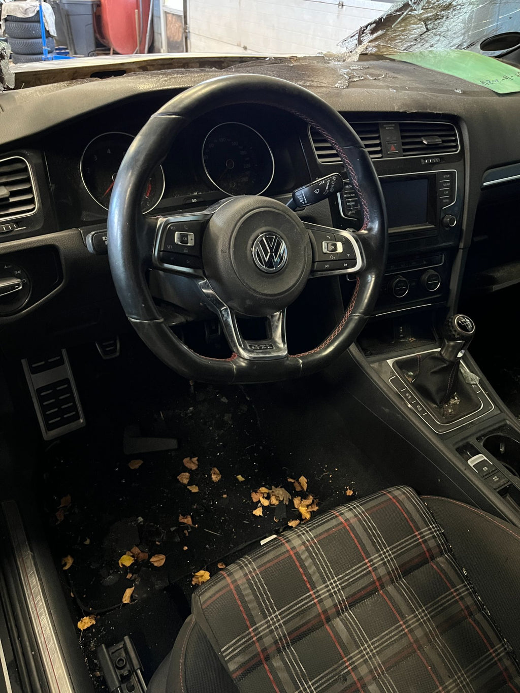 VW Golf 7 Au Pluk-Selv-Bil Med OEM Nr. GTIPERFORMANCE Fra VW Ophugger