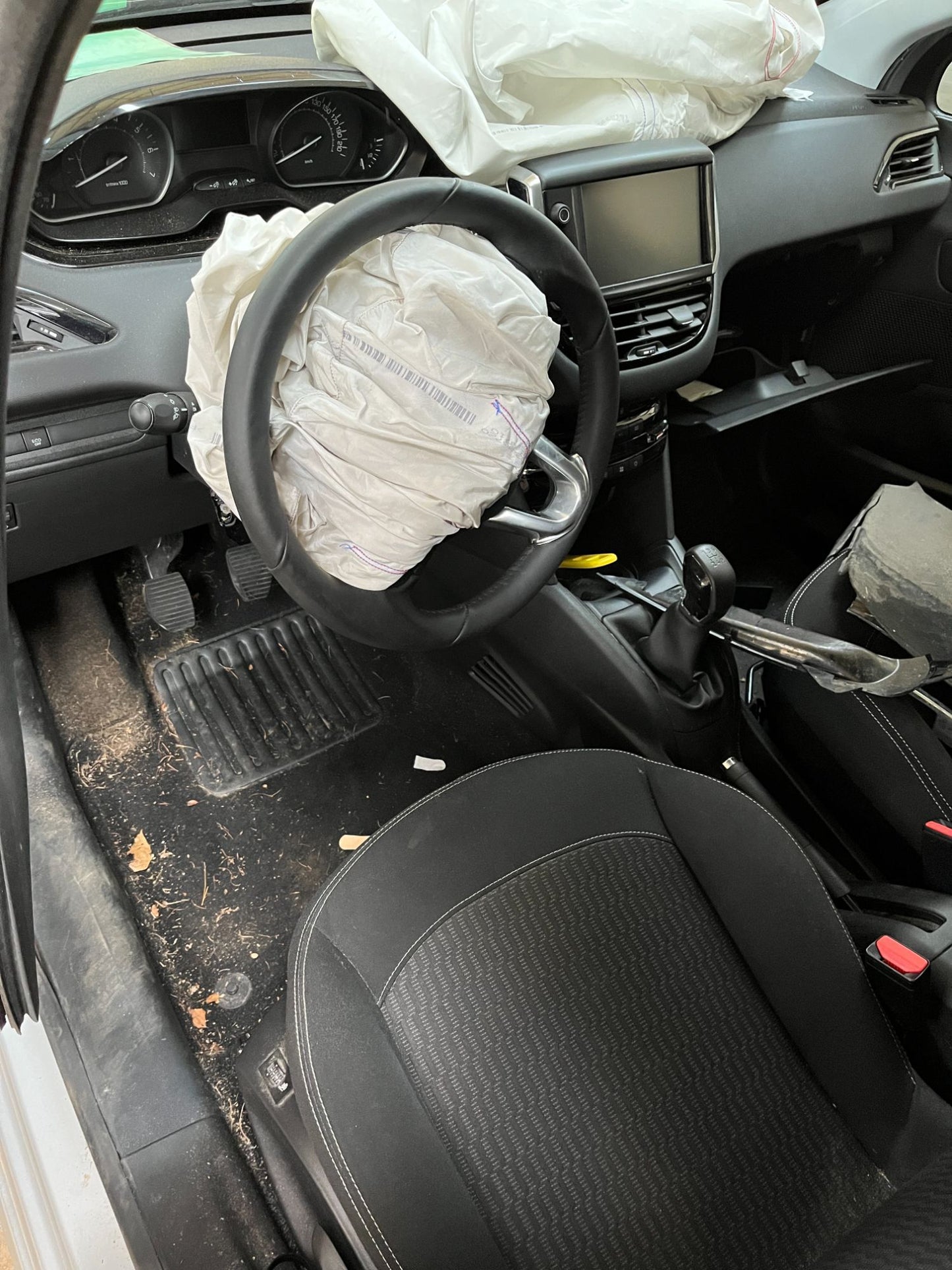 Peugeot 208 Pluk-Selv-Bil Med OEM Nr. Ophugger Fra Peugeot Ophugger